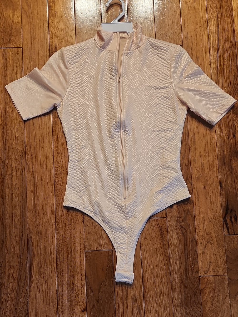 Faux Snake Skin Cream Textured Short-Sleeve Zip Bodysuit Size Small